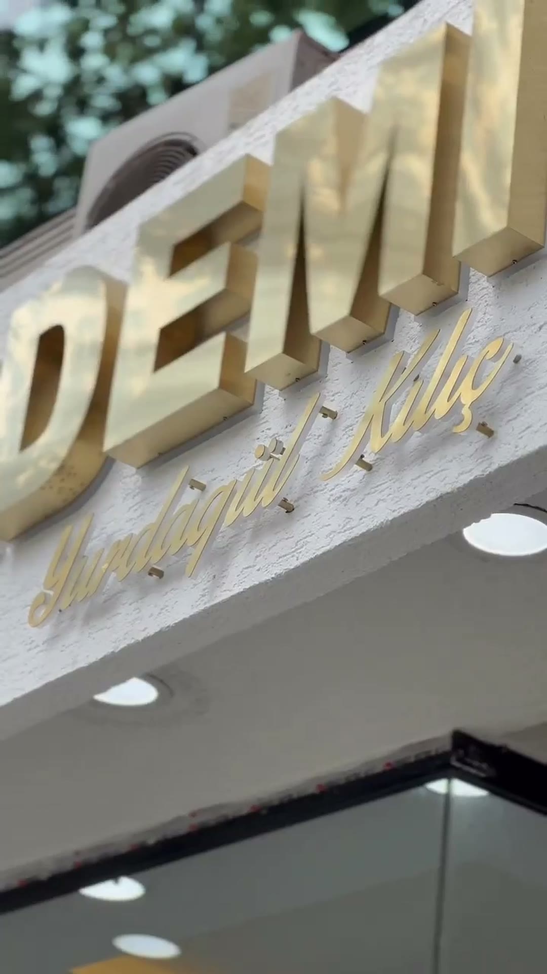 Altın harfli salon tabelası ve Yurdagül Kılıç imzası